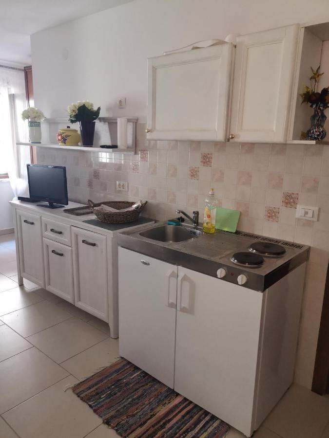 Apartment Martin - 10 Mt To The Beach Rovigno Esterno foto